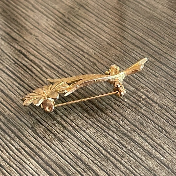 Vintage Textured Daisy Pin - Picture 4 of 14